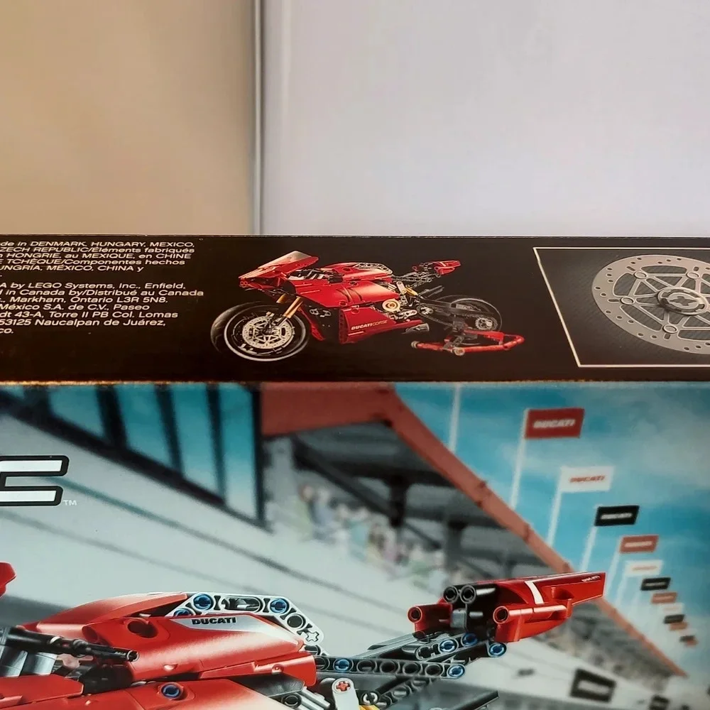 Lego Technic 42107 Ducati Panigalr V4 R NWT